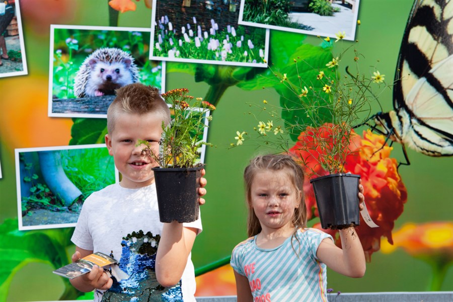 foto van Richard Trenning van twee kinderen met plantjes in hun handen